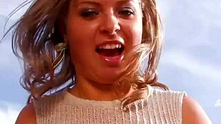 Malá blondýna polyká a nechá si nacpat všechny dírky