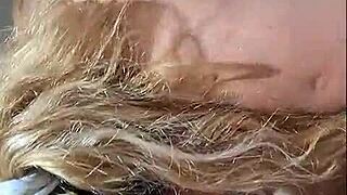 Feliz Navidad sıcak karısı kocasının önünde prezervatifsiz sikiliyor