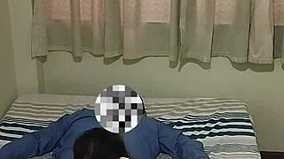 Colegiala se entrega a su profesor por aprobar el curso?