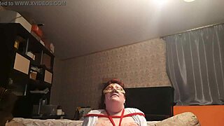 Dundi nővér, nézni akarod a BDSM-et viasszal és ruhacsipeszekkel a nagy cicin?