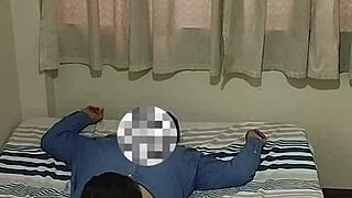 Colegiala se entrega a su profesor por aprobar el curso?