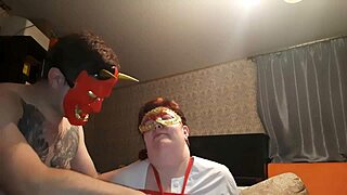 Dundi nővér, nézni akarod a BDSM-et viasszal és ruhacsipeszekkel a nagy cicin?