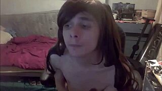 טרנסית צעירה 18+ מזיינת פה בדילדו ומזיינת את הזין שלה