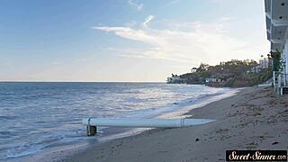 Latina novinha 18+ fudida forte em fantasia com gozada na barriga