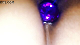 Jugando con plug anal muy sexy, a susy le encanta meterse el plug muy dentro del culo 😏