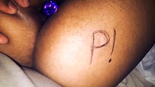 Jugando con plug anal muy sexy, a susy le encanta meterse el plug muy dentro del culo 😏