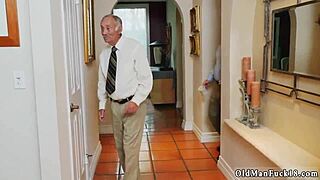 Έφηβη 18+ ξανθιά σε μπικίνι συνεχίζει να κερδίζει στο HD ντους... η Molly έχει ταλέντο!