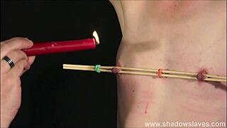 Madura sumisa aguanta cera de vela en entrenamiento BDSM