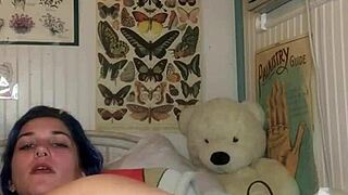 Teen Cassie Higgs19 fucking dildo in bed, so wet! 😍