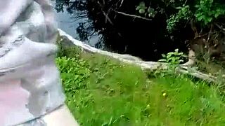 Redgrrl göl kenarında açık havada yaramaz seks yapıyor