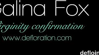 Adolescente 18+ apasionada abre su coñito depilado para desfloración hardcore