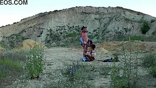 야외 카우보이 섹스 숙녀가 올라타며 펠라