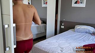 Fui flagrada me preparando para o banho com natural tits smoking