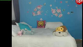 Napalona nastolatka 18+ pokazuje cipkę na przedniej kamerce