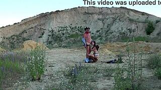 야외 카우보이 섹스 숙녀가 올라타며 펠라