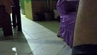 me masturbo en la sala mientras mamá cocina en casa