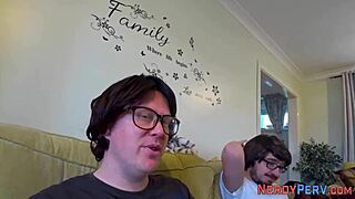 लीड्स गीक ने बड़ी हसीना के मुंह में झाड़ दिया