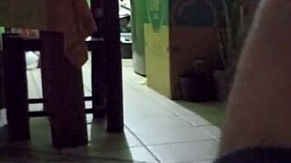 me masturbo en la sala mientras mamá cocina en casa