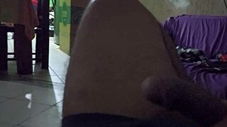 me masturbo en la sala mientras mamá cocina en casa