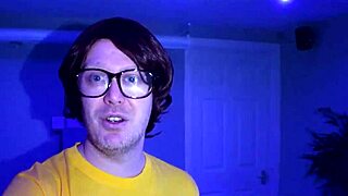 Leeds geek cums in big beauty's mouth