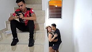 la novia de mi mejor amigo me chupa muy bien la polla mientras �l est� ocupado