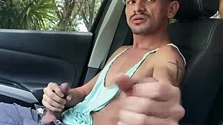 punheta no carro with cumshot