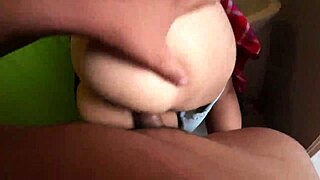 Hermanastro, por favor, deja de entrar al baño y levantar mi falda antes del colegio