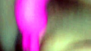 새 장난감으로 풍만 보지 탐험하는 열정 커플 플레이!