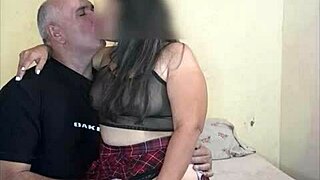 esta chica caliente quiere follar y recibe gran polla 😏