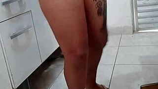 bora fazer aquela faxina com lingerie apertada no ass estreito