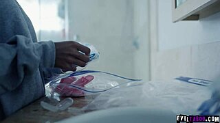 Scarlit scandal is so loney and bored eversince the pandemic came so she flirted with this hot delivery guy jake adams and enjoyed a hot sex with him