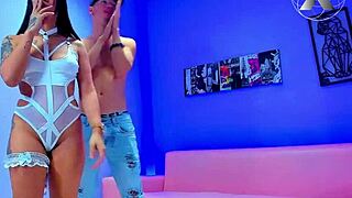 La nuova cagna mostra le sue abilità con gruppo e grandi cazzi