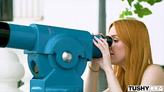 Scarlett, táto úžasná ryšavka, sa ponára do svojich análnych fantázií v rôznych pozíciách