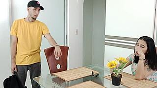 le doy estimulante a hermanastro y nos besamos desnudos para follar