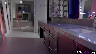 Emily Willis tager på gamle creepy Steve Holmes i en helt fantastisk fremtids porn showdown med intens action