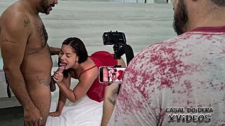 morena safada fodendo e ganhando leite dos machos nos bastidores