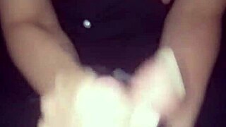 Argentinsk kone får brysterne kærtegnet og håndjob til sædshot