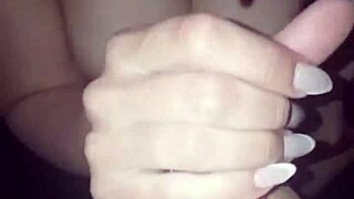 Argentinsk kone får brysterne kærtegnet og håndjob til sædshot