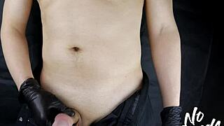 यूनिफॉर्म और ग्लव्स वाले बटलर मिस्ट्रेस के कहने पर मोटे लंड हिलाकर झड़ता है