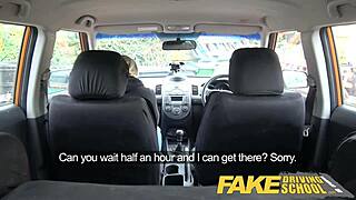 बस्टी ब्लॉन्ड फेक ड्राइविंग स्कूल में चुद रही!