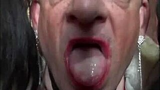 Crossdresser bissexual quer provar leite de outro macho