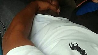 Chacal se pajea en autobus