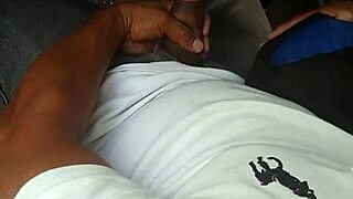 Chacal se pajea en autobus