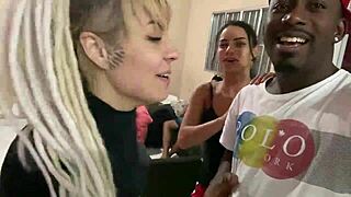 Equipe Prepara Ruivinha Brasileira Para Cenas Com 3 Negros