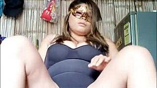 delicioso video porno de hermanastra se pone arrecha despues de clases y me manda porno casero a mi celular