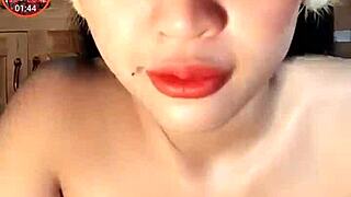 Khoe v�ng một qu� kh�u gợi cảm