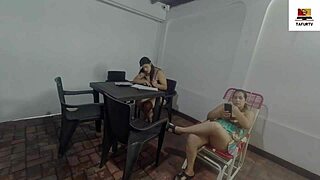 Mi vecina se pone cachonda, nos follamos duro, me chupa el culo y las tetas, me encanta ser lesbiana en historia completa