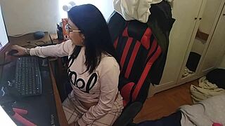 I’m So Thrilled Sucking the King of My Chat Room While Users Watch!