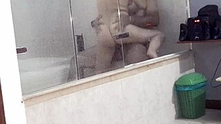 Argentina pendeja FOLLANDO y MAMANDO en la BAÑERA de un hotel da una rica MONTADA