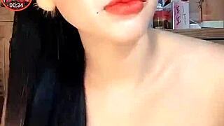 Khoe v�ng một qu� kh�u gợi cảm